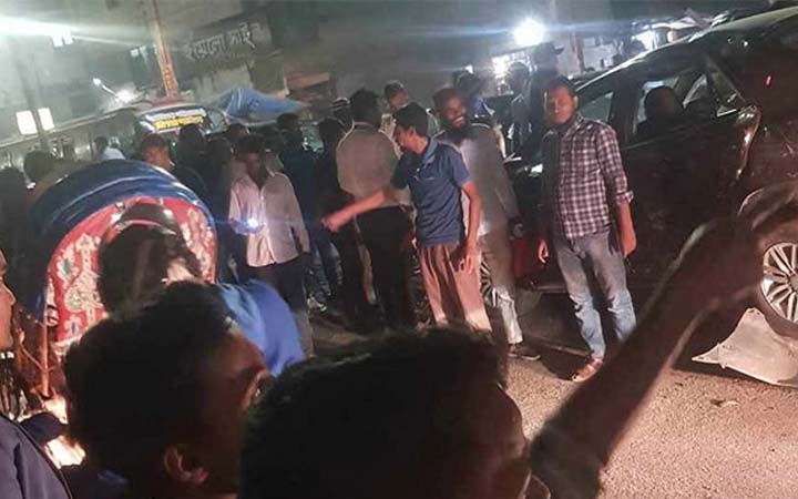 মগবাজার ক্রসিংয়ে আটকে পড়ল গাড়ি, দুমড়েমুচড়ে চলে গেল ট্রেন